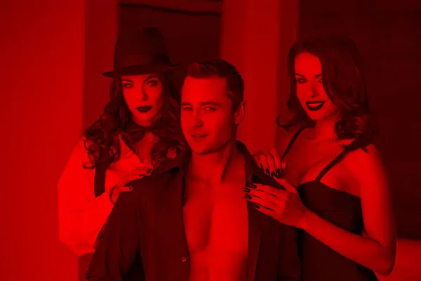 Sexy Macho Homem Piscar Com Mulher Amante Luxo Apartamento Vermelho — Fotografia de Stock
