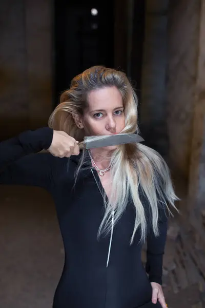 Erne Blondine Kvinde Dækker Hendes Mund Med Kniv Spion Koncept - Stock-foto # 