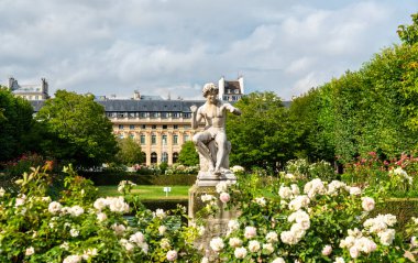 Fransa 'nın merkezindeki Palais Royal bahçesinde erkek heykeli