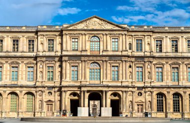 Louvre Müzesi, Fransa 'nın başkenti Paris' te büyük bir turizm merkezi.