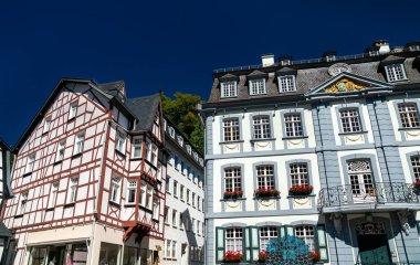 Kuzey Ren-Vestfalya, Almanya 'da Monschau' nun geleneksel yarı keresteli evleri