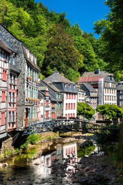 Monschau, Almanya 'nın Kuzey Ren-Vestfalya eyaletinde yer alan bir şehirdir.