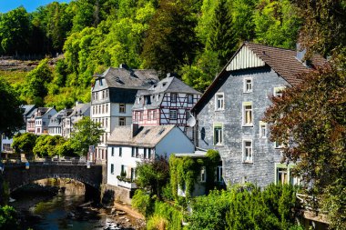 Monschau, Almanya 'nın Kuzey Ren-Vestfalya eyaletinde yer alan bir şehirdir.