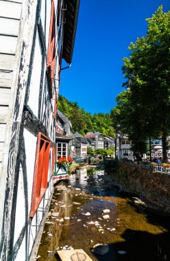 Kuzey Ren-Vestfalya, Almanya 'da Monschau' nun geleneksel yarı keresteli evleri
