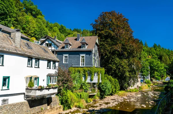 德国北莱茵 威斯特法伦州Rur河上方的Monschau镇 — 图库照片