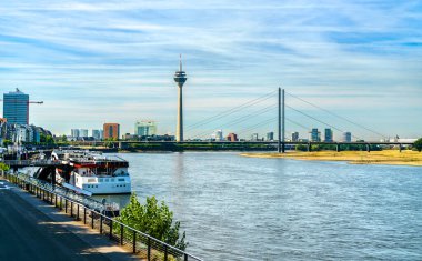 Kuzey Ren-Vestfalya, Almanya 'da Ren nehri ile Düsseldorf' un silüeti
