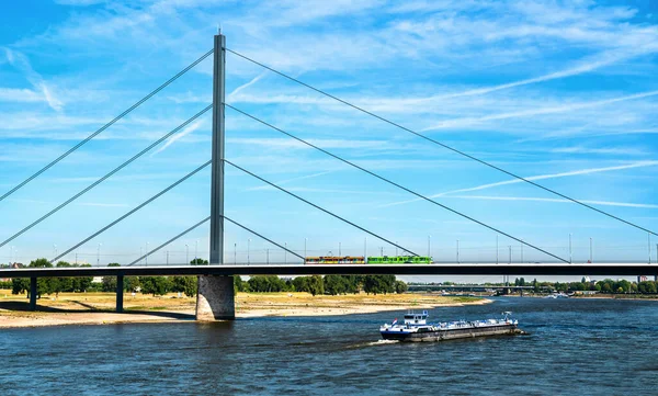 Kuzey Ren Vestfalya Almanya Düsseldorf Ren Nehri Bağlı Oberkasalar Köprüsü — Stok fotoğraf