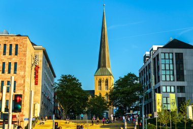 Dortmund, Almanya - 8 Ağustos 2022: St. Petri Church Bell Tower ile Dortmund 'un Skyline' ı. Dortmund, Kuzey Ren-Vestfalya eyaletinin en büyük üçüncü şehridir..