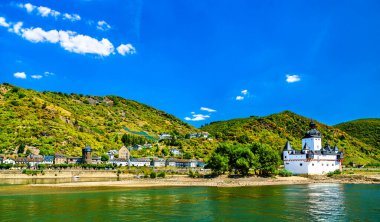 Yukarı Orta Ren Vadisi 'ndeki Pfalzgrafenstein Kalesi ve Kaub kasabası. UNESCO 'nun Almanya' daki dünya mirası