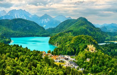 Almanya, Bavyera 'da Alp manzaralı Hohenschwangau Kalesi