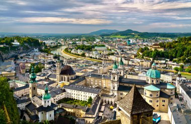 Avusturya 'da Salzburg Katedrali ile Salzburg' un hava manzarası