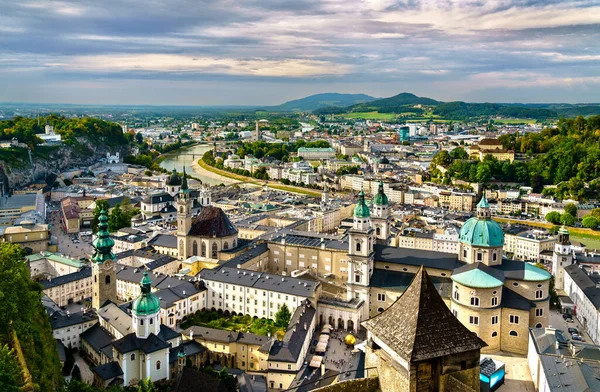 萨尔茨堡与奥地利萨尔茨堡大教堂的空中全景 — 图库照片