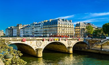 Saint Michel köprüsü Paris, Fransa 'daki Seine nehri üzerinde.