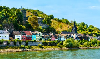 Niederheimbach kasabası Almanya 'da Ren Vadisi' nde Heimburg Kalesi ile