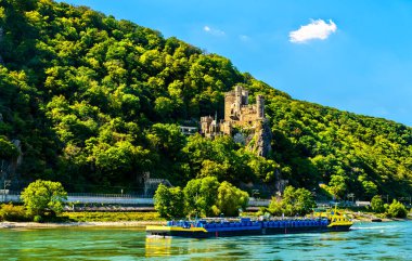Almanya 'daki Ren Nehri' nde Rheinstein Kalesi 'nin altında bir yük gemisi.