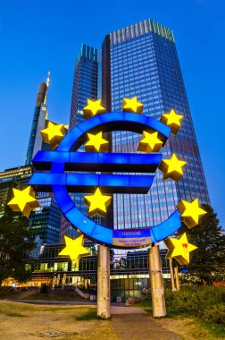 Frankfurt, Almanya - 8 Ağustos 2022: Ukrayna 'nın AB' ye katılımını desteklemek amacıyla EURO Anıtı üzerinde bayrak
