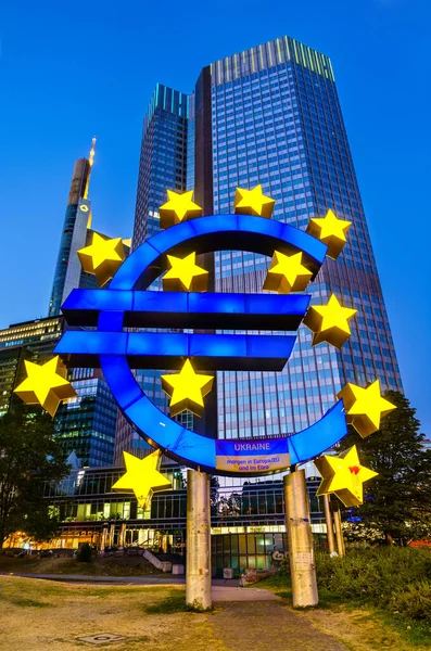 Frankfurt Duitsland Aug 2022 Banner Het Euro Monument Ter Ondersteuning — Stockfoto
