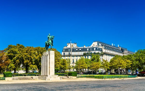 フランス パリのトロカデロ広場にあるフェルディナンド フォッホ元帥の騎馬像 — ストック写真