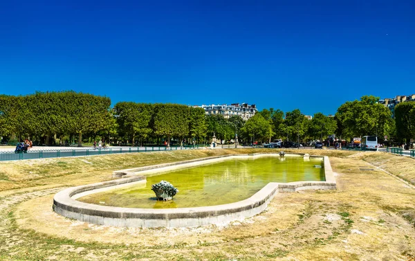 法国巴黎Champ Mars的干水池 — 图库照片