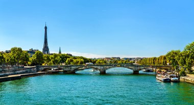Paris 'in Panorama' sı Fransa 'da Seine nehri ve Eyfel Kulesi ile