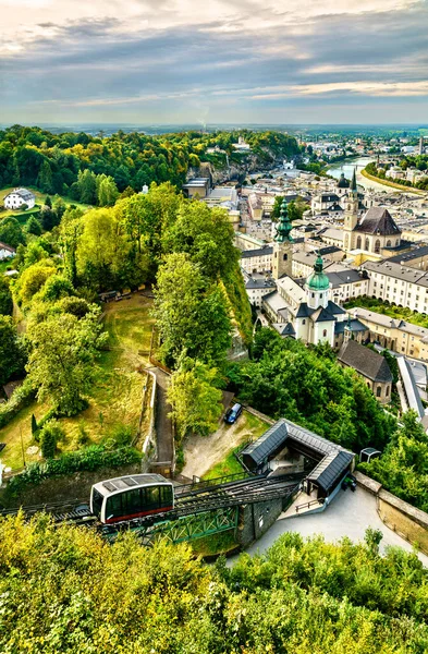 奥地利萨尔茨堡上空霍亨萨尔茨堡要塞的漏斗缆车 — 图库照片