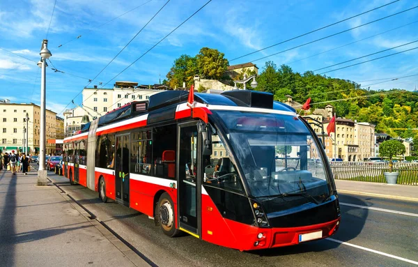 Stadstrolleybus Een Brug Salzach Salzburg Oostenrijk — Stockfoto