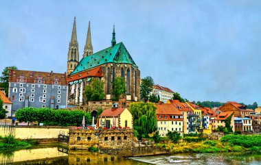 Almanya 'nın Gorlitz kentindeki Neisse nehrinin yukarısındaki Aziz Peter ve Paul Kilisesi