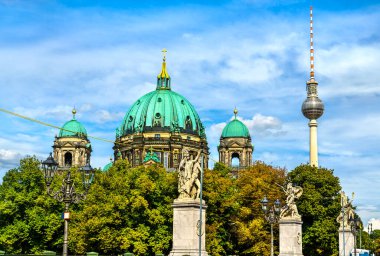 Berlin, Almanya 'daki Katedral ve Televizyon Kulesi