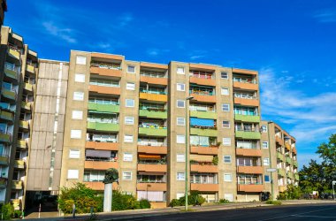 Almanya 'daki tipik Berlin mimarisi. Yaz sahnesi