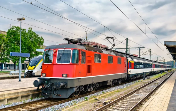 Almanya Daki Singen Istasyonunda Zürih Giden Şehirlerarası Tren — Stok fotoğraf