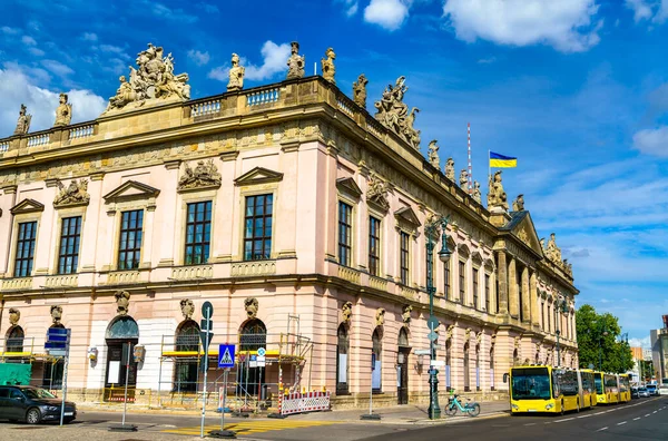 Duits Historisch Museum Met Oekraïense Vlag Berlijn Duitsland — Stockfoto