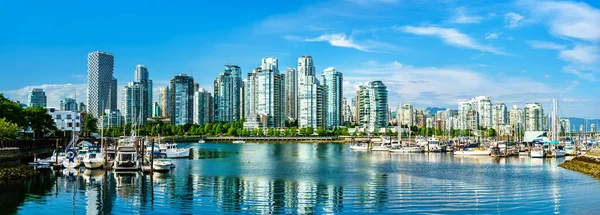 Vancouver şehir merkezinin Skyline 'ı False Creek - British Columbia, Kanada