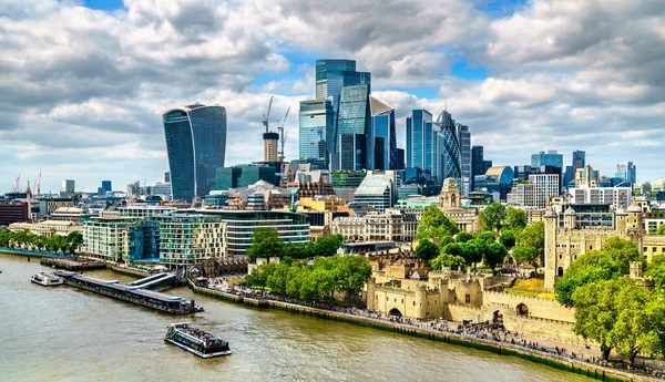 伦敦市的摩天大楼和位于英国泰晤士河的伦敦塔 图库图片