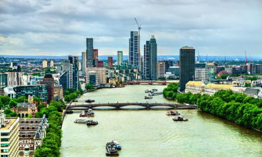 Londra 'nın Skyline' ı, İngiltere 'de Thames nehrinin üzerindeki Vauxhall
