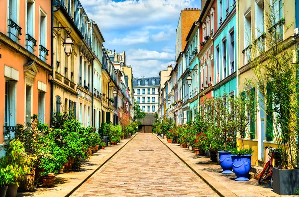 프랑스의 구에있는 다채로운 주택과 Rue Cremieu 로열티 프리 스톡 사진