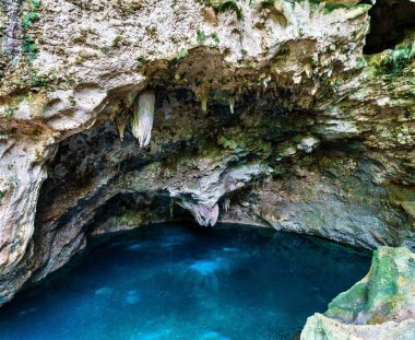 Santo Domingo 'daki Three Eyes Ulusal Parkı' nda yeraltı gölü, Karayiplerdeki Dominik Cumhuriyeti