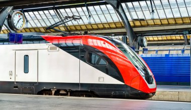 İsviçre 'deki Zürih Ana İstasyonu' nda modern yolcu treni