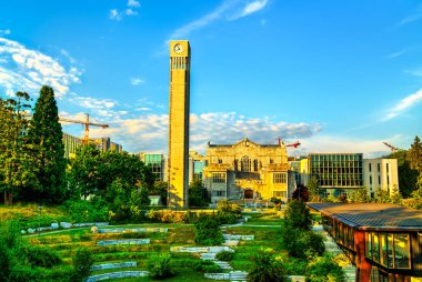 Ladner Saat Kulesi ve Irving K. Barber Öğrenme Merkezi Kanada 'daki British Columbia Üniversitesi Vancouver Kampüsü' nde.