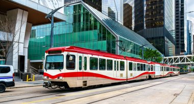Calgary şehir merkezinde hafif tren tramvayı - Alberta, Kanada