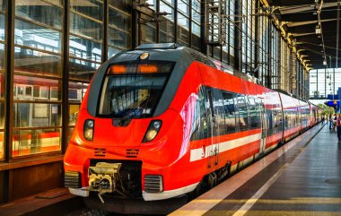 Berlin, Almanya 'daki Zooloji Garı İstasyonu' nda kırmızı bölge treni
