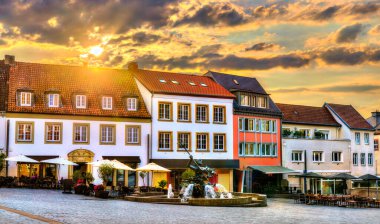 Paderborn Pazar Meydanı, gün batımında Kuzey Ren-Vestfalya, Almanya