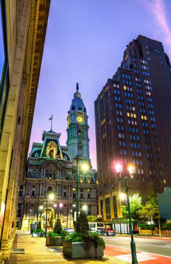 Philadelphia Belediyesi Market Caddesi 'nden Pennsylvania, ABD' de gün batımında görüldü.