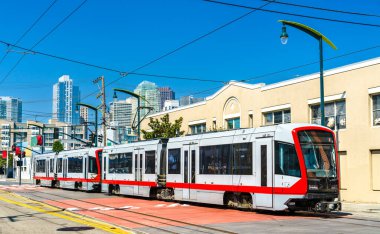 San Francisco, Kaliforniya, ABD 'de 4. caddedeki belediye tramvayı.