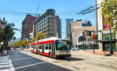 San Francisco şehir merkezindeki Market Caddesi 'nde elektrik tramvayı - Kaliforniya, ABD