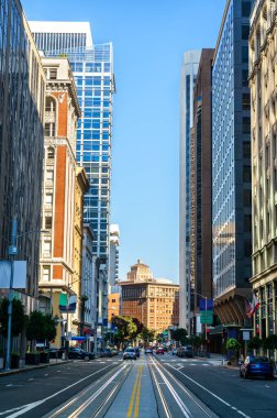 San Francisco şehir merkezinin klasik manzarası Kaliforniya Caddesi, ABD