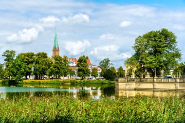 Schwerin 'in silueti ve Mecklenburg-Vorpommern, Almanya' daki Katedrali