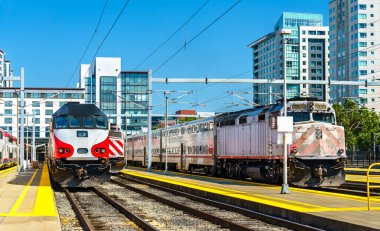 San Francisco 4. Cadde ve Amerika Birleşik Devletleri 'ndeki King Street İstasyonu' nda dizel lokomotifler