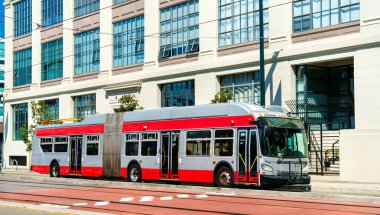 San Francisco 'da 4. Cadde' de elektrik tramvayı - Kaliforniya, ABD