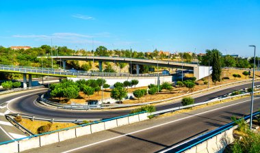 Madrid, İspanya 'da Barajas Uluslararası Havaalanı yakınında otoyol kavşağı