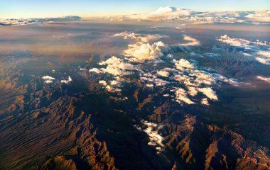 Arizona, ABD 'deki Tucson yakınlarındaki dağların hava manzarası.